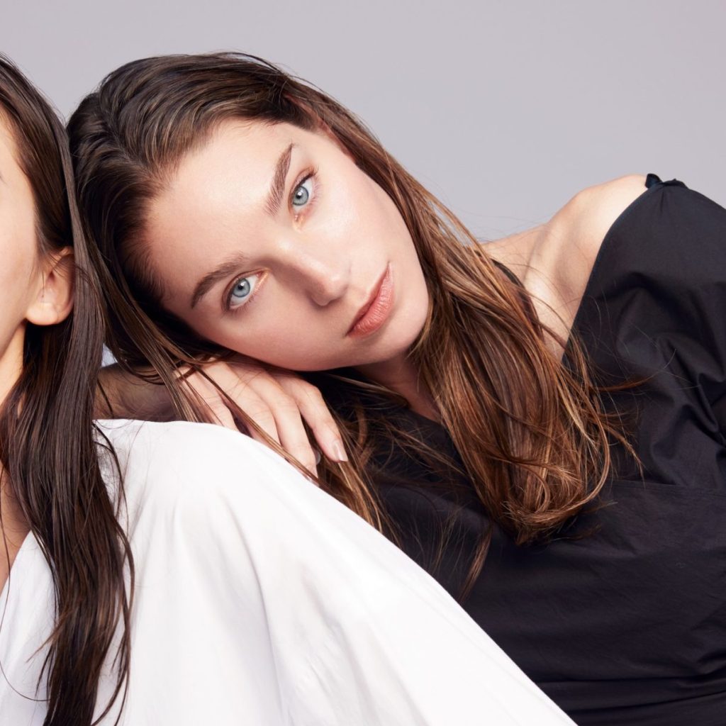 Silky, manageable hair: effective frizz control tips